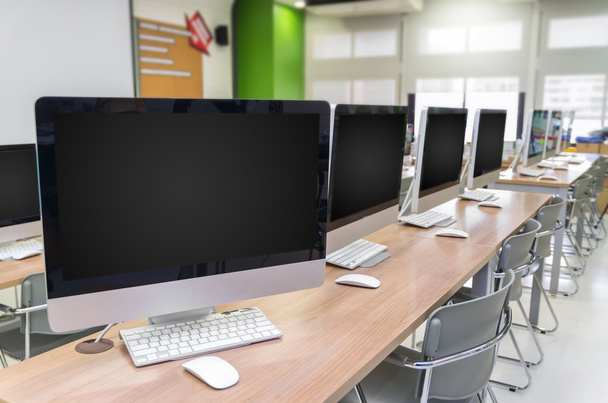 Sala de ordenadores con monitores
 - Foto, imagen