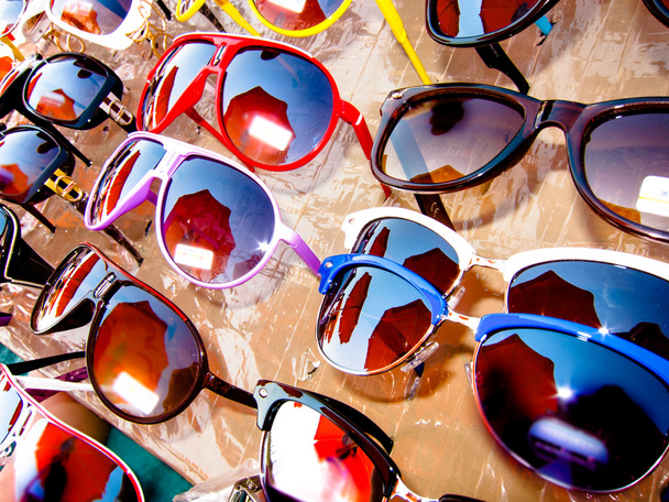 Bastidor con una variedad de gafas de sol
 - Foto, Imagen