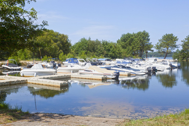 лодки в озере с отражением их
 - Фото, изображение