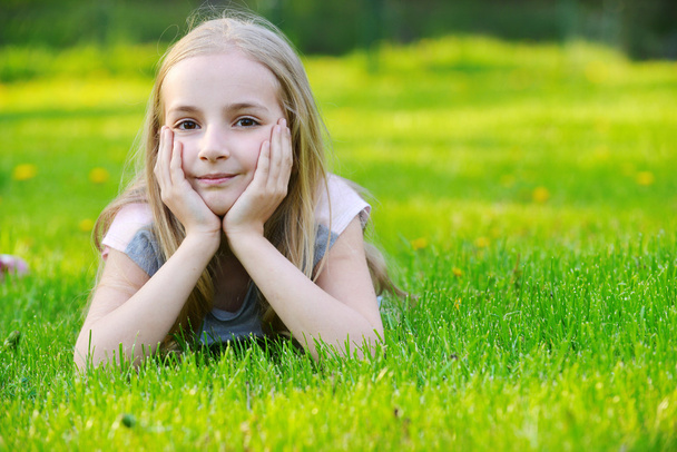 Cute girl  on  grass - Foto, imagen