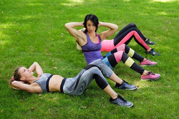 Üç sportif kız ABS egzersiz yapıyor - Fotoğraf, Görsel