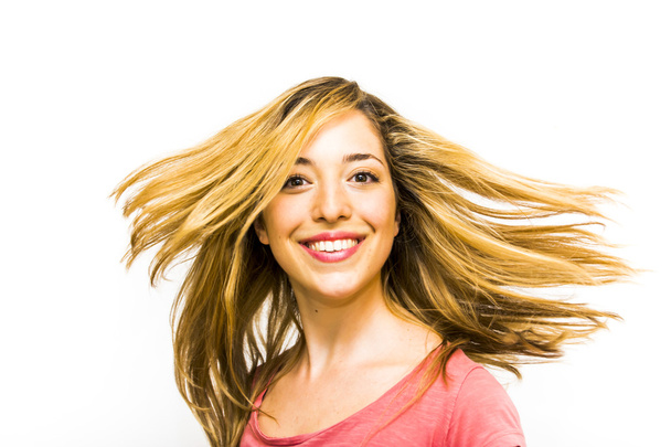 Retrato de una hermosa joven agitando su cabello
  - Foto, Imagen