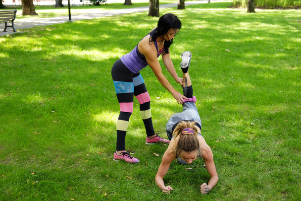 Две спортивные девушки разогреваются
 - Фото, изображение