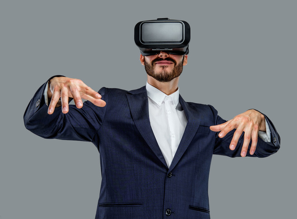 Muž v obleku s virtuální realitu brýlemi - Fotografie, Obrázek