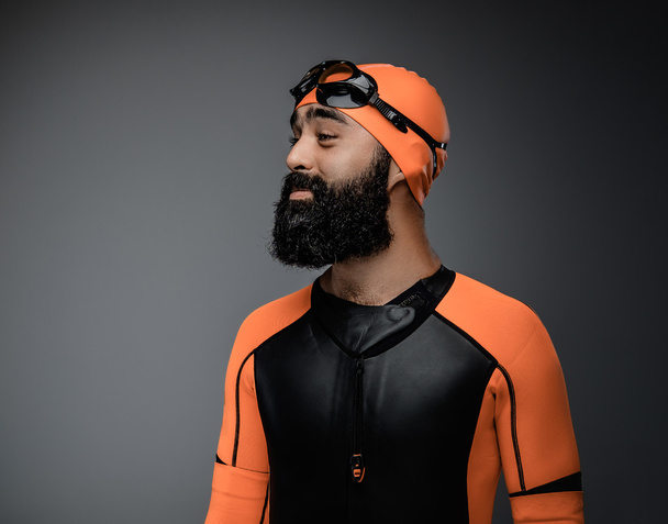 Man in oranje neopren duikpak - Foto, afbeelding
