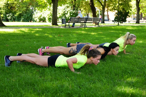 drei sportliche Frauen wärmen sich auf - Foto, Bild