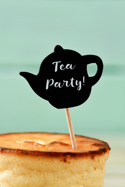 κείμενο κόμμα τσάι στην τσαγιέρα-shaped πινακίδα - Φωτογραφία, εικόνα