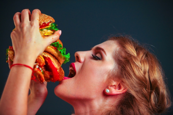 Chica comiendo hamburguesa
. - Foto, Imagen