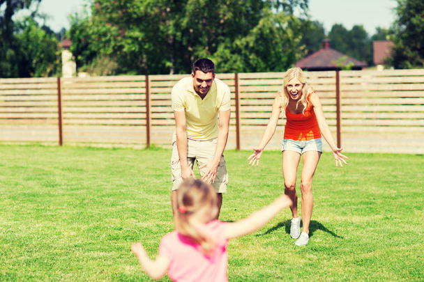 happy family playing outdoors - Foto, afbeelding