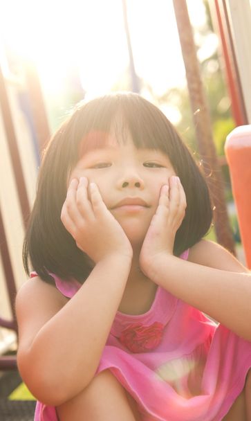 Aasialainen lapsi puistossa
 - Valokuva, kuva
