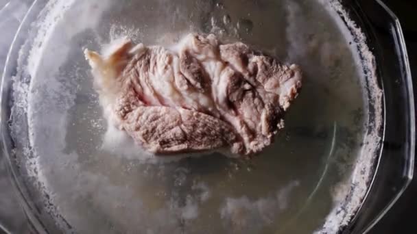 gekochtes Schweinefleisch, Kochen, Küche - Filmmaterial, Video