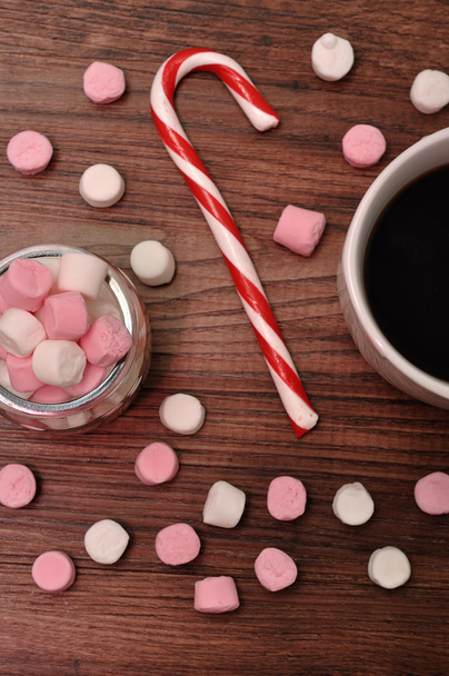 Een mok gevuld met zwarte koffie kleine marshmallows - Foto, afbeelding