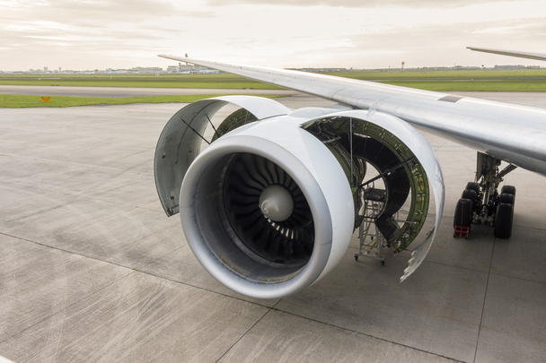 Техническое обслуживание двигателя в самолете
 - Фото, изображение