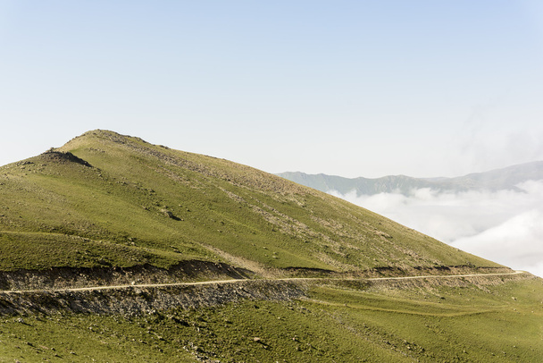 bella natura e montagne con nebbia, questa è la vita dell'altopiano
 - Foto, immagini