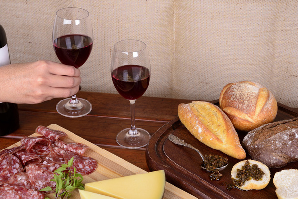 Charcuterie ja juustolautanen, leipä, Chimichurri ja punainen viini
 - Valokuva, kuva