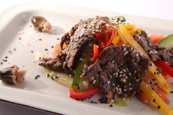 Hovězí maso se Sezamou a houbami na talíři - Fotografie, Obrázek