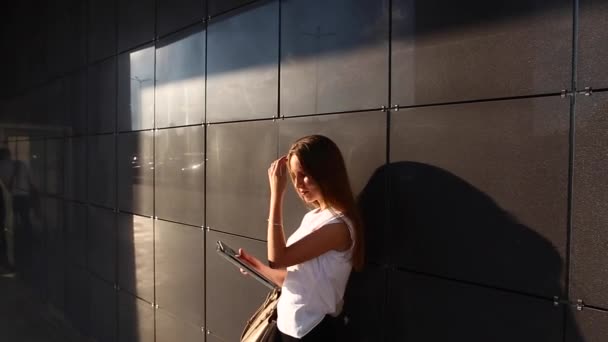 Mulher mão toque tablet de navegação no centro de negócios
 - Filmagem, Vídeo