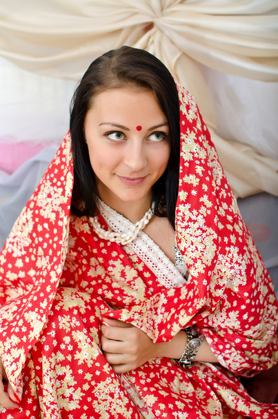 Menina indiana jovem em roupas vermelhas tradicionais
 - Foto, Imagem