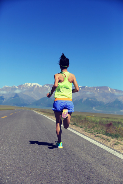 Fitness mulher correndo ao ar livre
  - Foto, Imagem