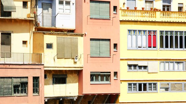 Fachadas edificio de coloristas de Girona
 - Foto, Imagen