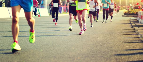 Gambe di atleti maratona non identificate in esecuzione
  - Foto, immagini