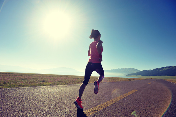 Fitness mujer corriendo al aire libre
  - Foto, Imagen