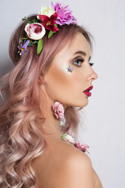 Mulher bonita com coroa de flores cor de rosa
 - Foto, Imagem