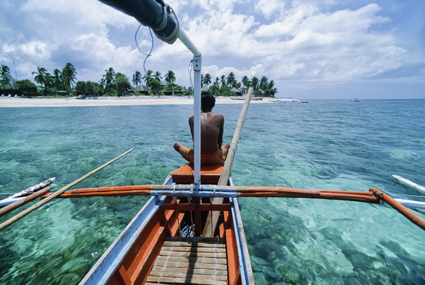 Philippinen, Balicasag-Insel (Bohol), Fischer auf seinem Banca (einem lokalen hölzernen Fischerboot) - Filmscan - Foto, Bild