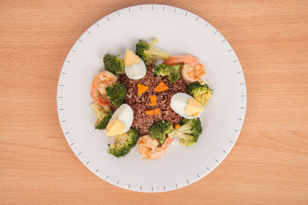 Garnelen mit Brokkoli gebraten kein Öl mit braunem Reis und gekochtem Ei gesunde saubere Nahrung  - Foto, Bild