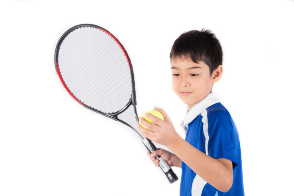 Pieni poika pelaa tennismailaa ja tennispalloa kädessä
 - Valokuva, kuva