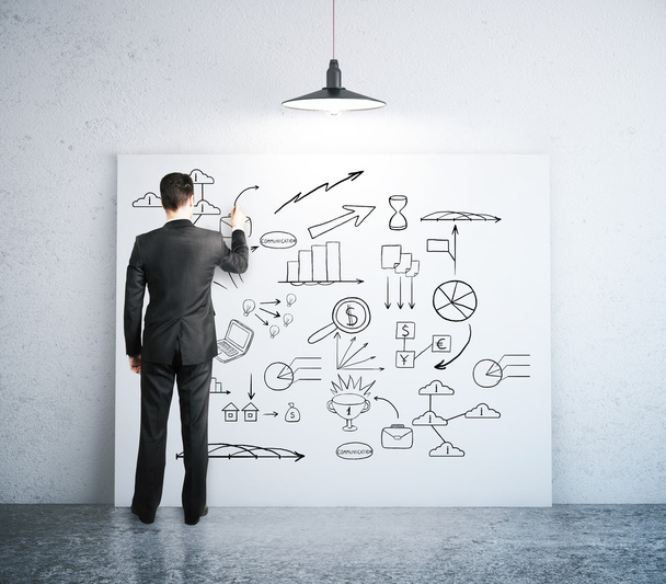 Бизнесмен рисует бизнес-скетч
 - Фото, изображение