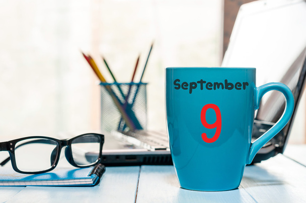 9. září. Den 9 měsíce, modrá káva nebo šálek čaje s kalendářem na pozadí pracoviště návrháře. Čas na podzim. Prázdné místo pro text - Fotografie, Obrázek