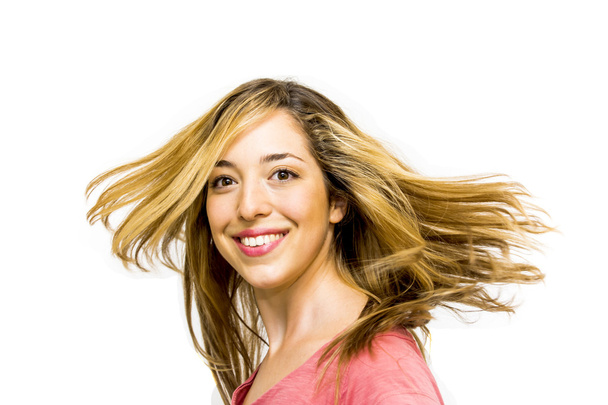 Portret van mooie jonge vrouw schudden haar haren  - Foto, afbeelding