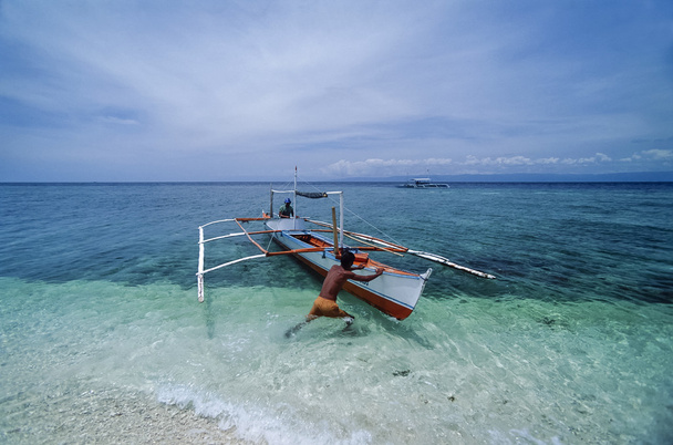 PHILIPPINES, Balicasag Island (Bohol), pêcheurs et banca (bateau de pêche local en bois) à terre - FILM SCAN
 - Photo, image