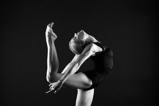 美しい体操の女の子をジャンプ - 写真・画像