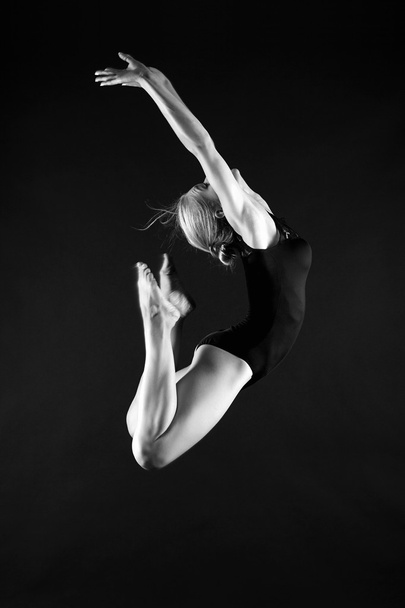 美しい体操の女の子をジャンプ - 写真・画像