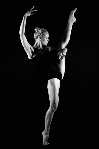 hyppääminen kaunis voimistelija tyttö
 - Valokuva, kuva