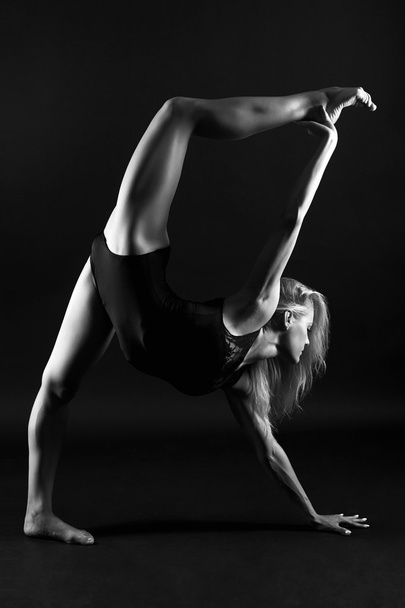 hyppääminen kaunis voimistelija tyttö
 - Valokuva, kuva