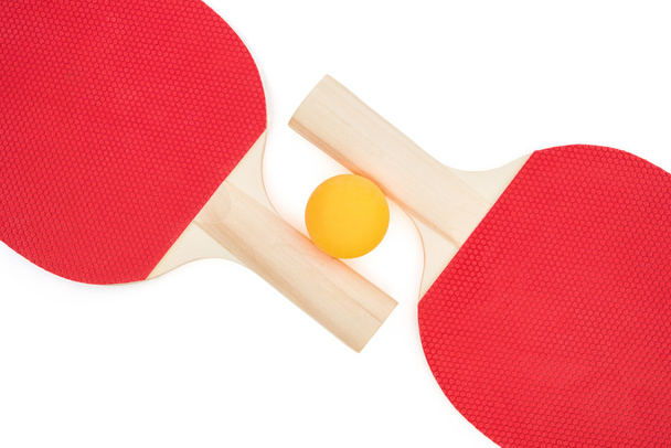 Pingpong-Schläger und ein Ball auf Weiß mit Clipping-Pfad - Foto, Bild