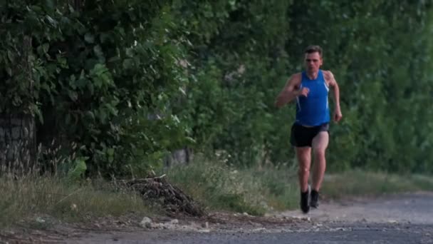 Sprinten runner man loopt op hoge snelheid, joggen in het park - Video