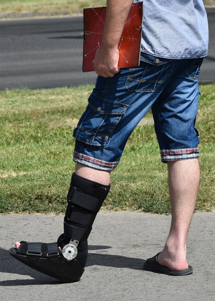 Man met gebroken been - Foto, afbeelding