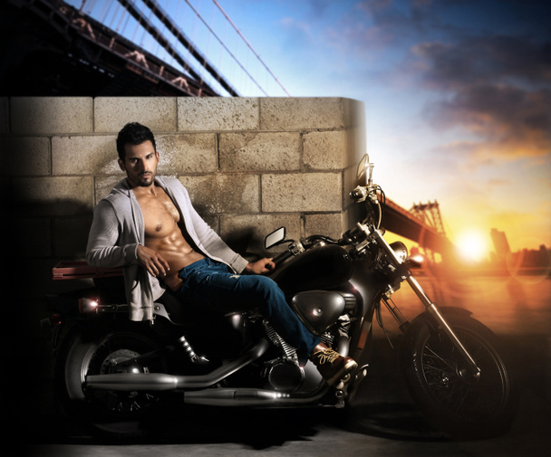 Hombre sexy en motocicleta
 - Foto, Imagen