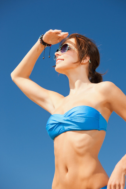 Happy woman in sunglasses on the beach - Zdjęcie, obraz