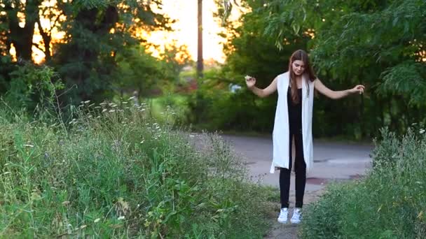 junges schönes Mädchen zeigt Emotionen Freude Glückseligkeit - Filmmaterial, Video