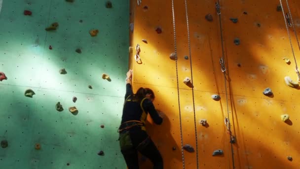 Climbing wall in the open air. Girl on the wall - Footage, Video