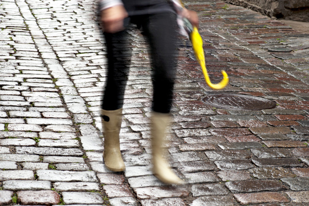 Mujer con paraguas amarillo
 - Foto, imagen