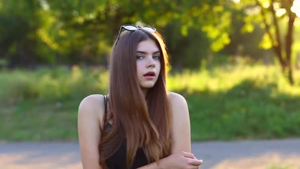 Nuori kaunis tyttö näyttää tunteita oikeudenmukainen pelko
 - Materiaali, video