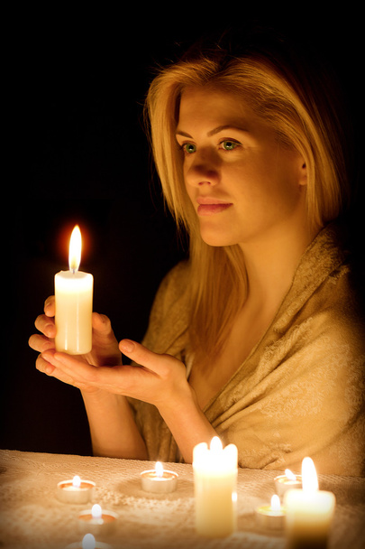 kobieta ze świecą - Zdjęcie, obraz