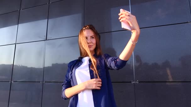 Estudiante amigas toma foto ella misma selfie
 - Imágenes, Vídeo