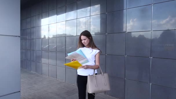 Femme d'affaires fille travail centre d'affaires regarder les documents
 - Séquence, vidéo